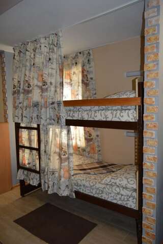 Хостелы Sweetdream Hostel Харьков Кровать в общем номере для мужчин и женщин с 10 кроватями-1